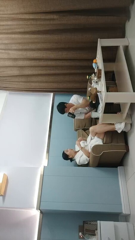 網聊誘惑良家人妻赴約，白色西裝禦姐光潔無毛穴，扶著翹臀狂野後入高潮