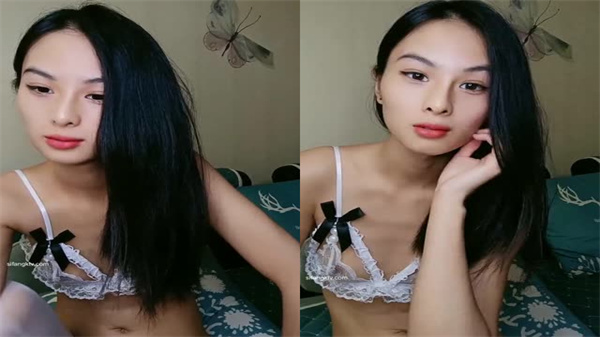 白絲貧乳癡女主動口交伺候，狼友激情上位騎乘操