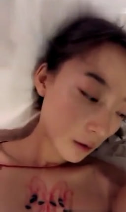 纹身萌妹与男友甜蜜酒店约会，男友射她一嘴豆浆补身体